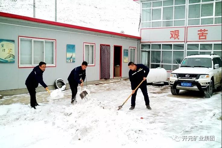 人間四月芳菲盡，山中春雪還復(fù)來(lái)