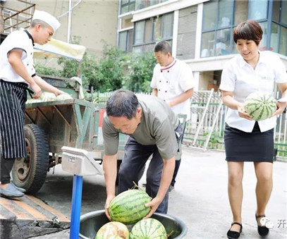 買下一整車西瓜，讓瓜農(nóng)早點(diǎn)回家