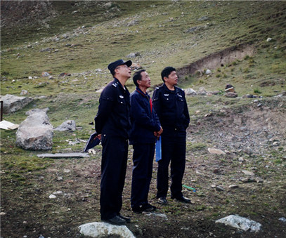 興?？h公安局治安大隊(duì)到銅鑫公司例行安全專項(xiàng)檢查